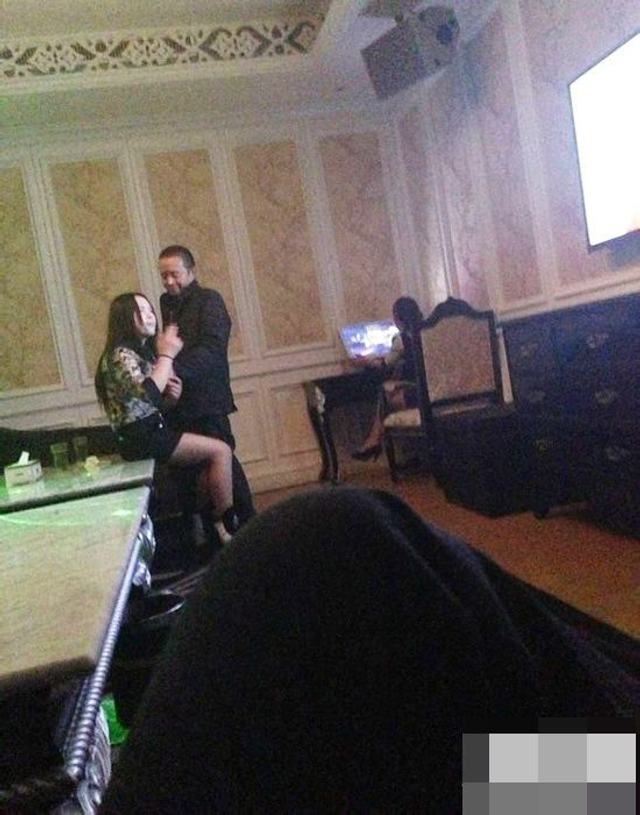 江苏官员歌厅曝不雅照 称女方是女同学