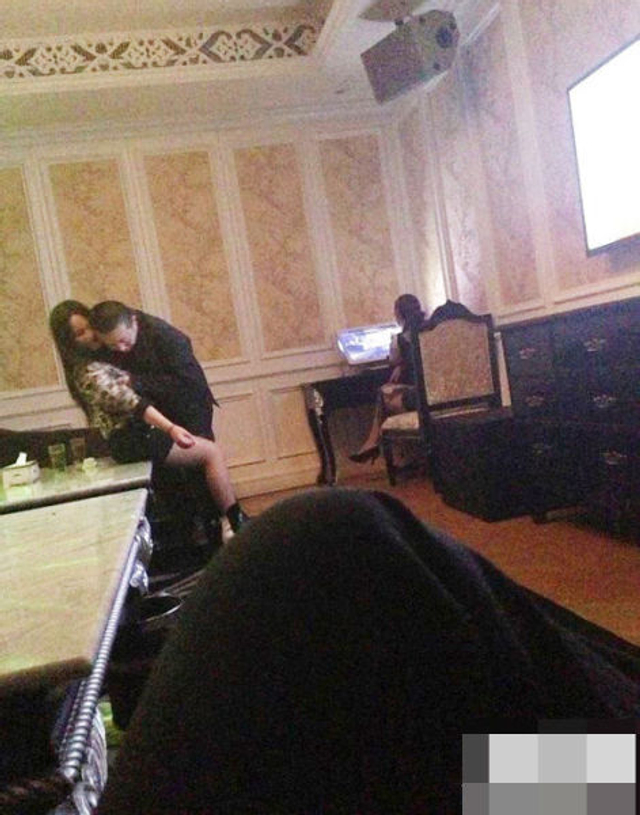 江苏官员歌厅曝不雅照 称女方是女同学