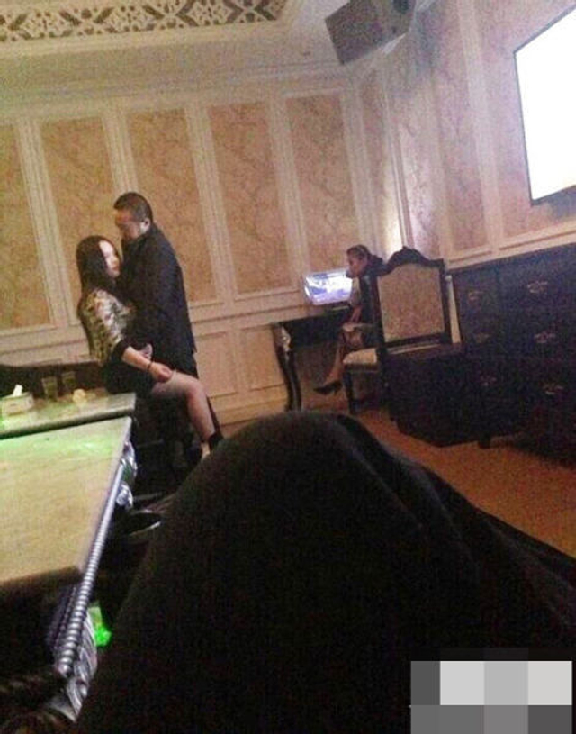 江苏官员歌厅曝不雅照 称女方是女同学