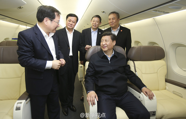 习近平体验C919客机样机