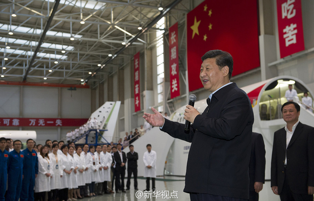 习近平体验C919客机样机