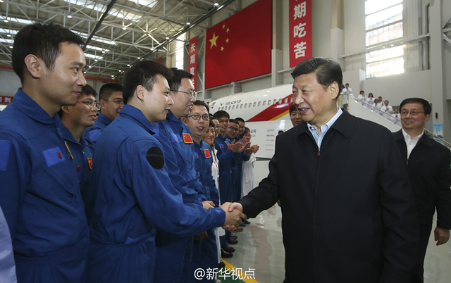 习近平体验C919客机样机