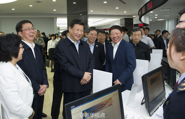 习近平体验C919客机样机