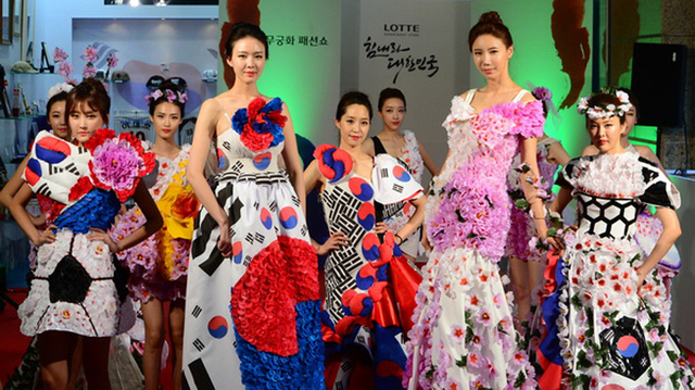 韩国模特穿国旗国花t台走秀 新浪图片