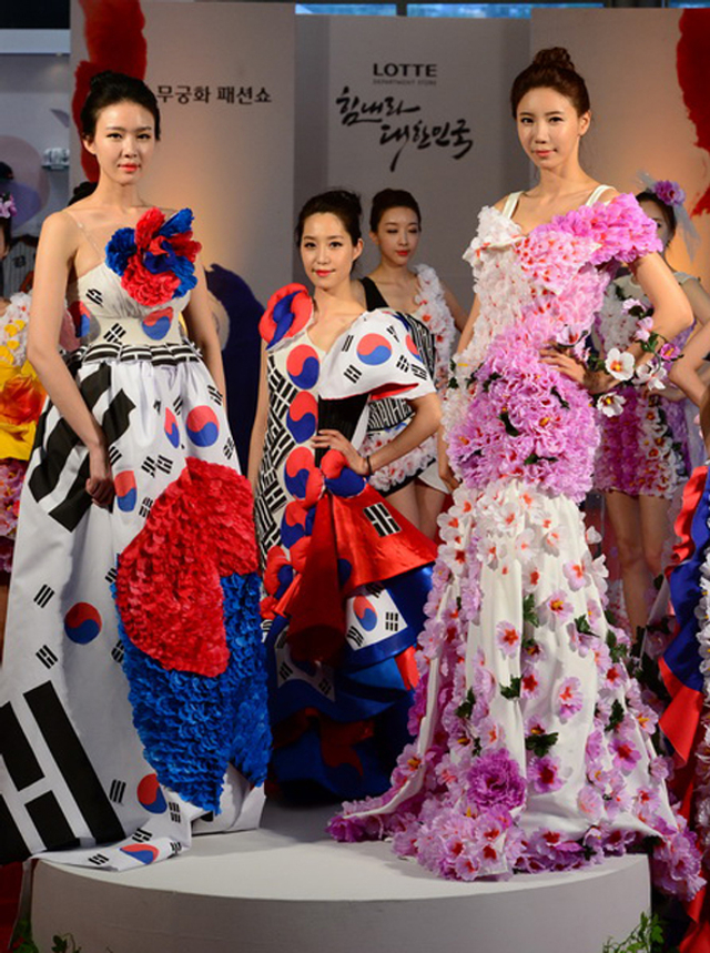 韩国模特穿国旗国花t台走秀 新浪图片