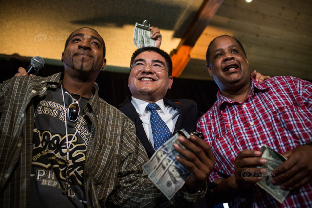 陈光标纽约宴请千名穷人 每人发300美金