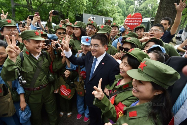 陈光标纽约宴请千名穷人 每人发300美金