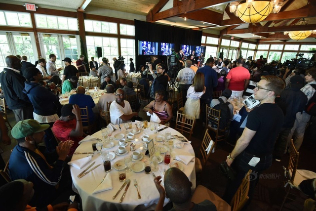 陈光标纽约宴请千名穷人 每人发300美金