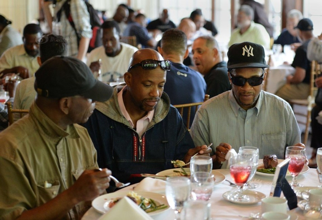 陈光标纽约宴请千名穷人 每人发300美金