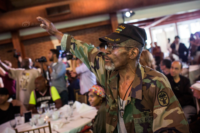 陈光标纽约宴请千名穷人 每人发300美金