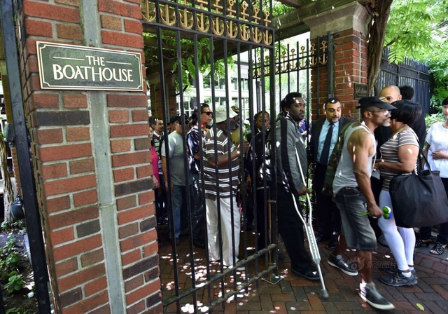 陈光标纽约宴请千名穷人 每人发300美金