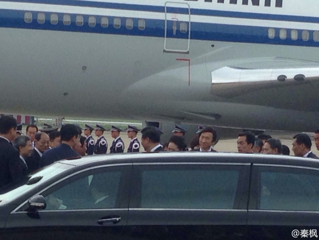 习近平和夫人彭丽媛抵达首尔开始访韩