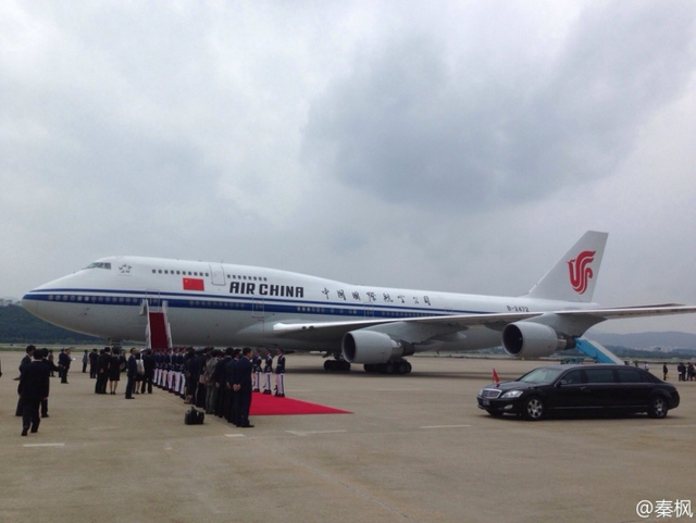 习近平和夫人彭丽媛抵达首尔开始访韩