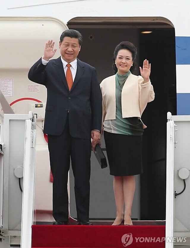 习近平和夫人彭丽媛抵达首尔开始访韩