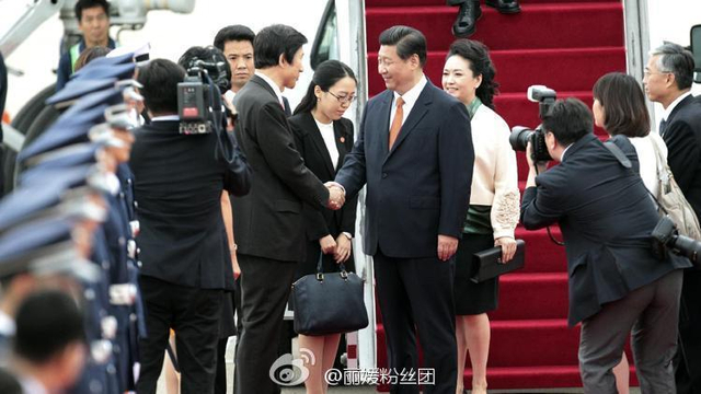 习近平和夫人彭丽媛抵达首尔开始访韩