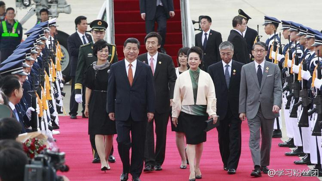 习近平和夫人彭丽媛抵达首尔开始访韩