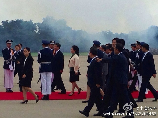 习近平和夫人彭丽媛抵达首尔开始访韩