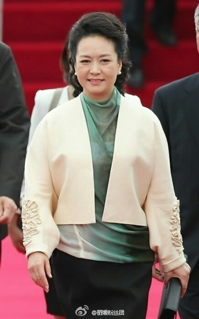 习近平和夫人彭丽媛抵达首尔开始访韩