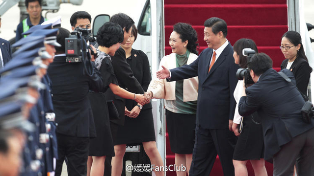 习近平和夫人彭丽媛抵达首尔开始访韩