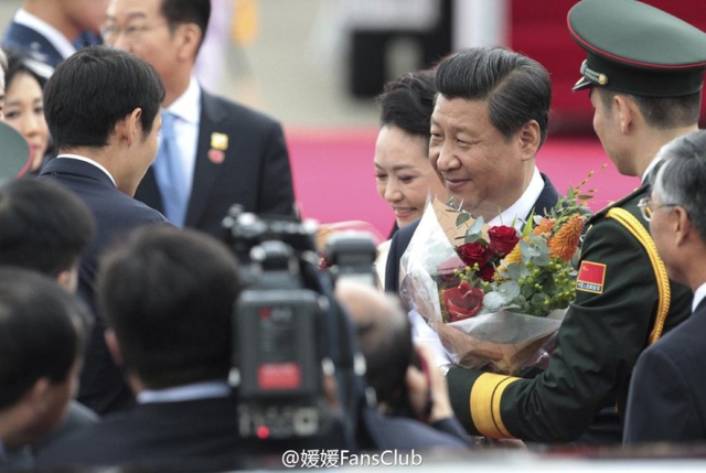 习近平和夫人彭丽媛抵达首尔开始访韩