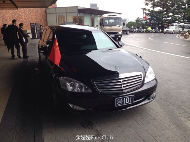 习近平和夫人彭丽媛抵达首尔开始访韩