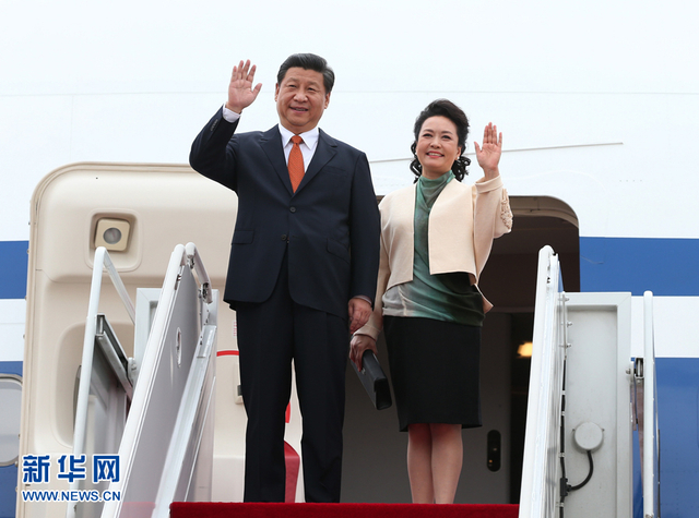习近平和夫人彭丽媛抵达首尔开始访韩