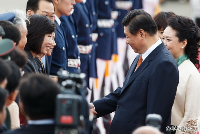 习近平和夫人彭丽媛抵达首尔开始访韩