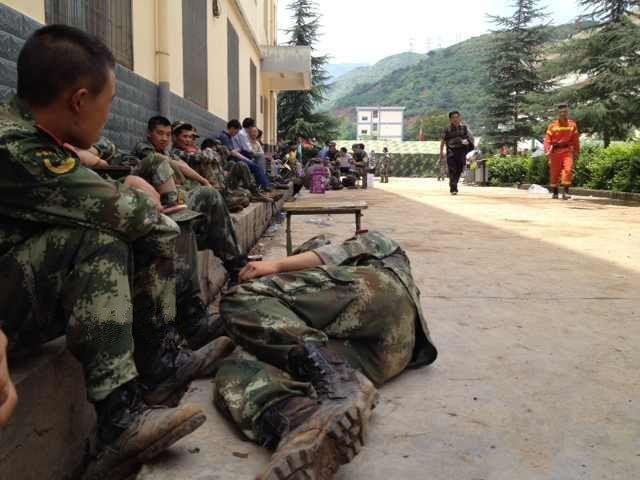 救灾官兵用浑水泡面充饥