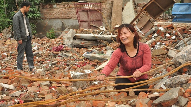 河南夫妻半夜被抛墓地 回家房屋成废墟