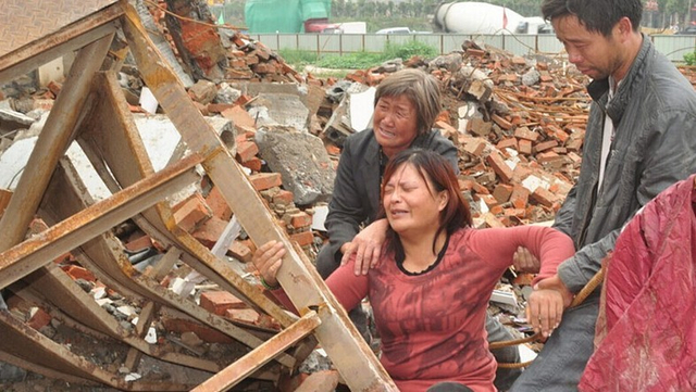 河南夫妻半夜被抛墓地 回家房屋成废墟