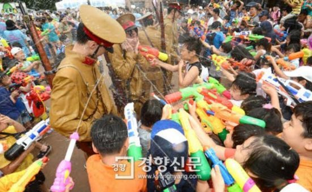韩国民众水枪打假扮日本兵纪念光复节