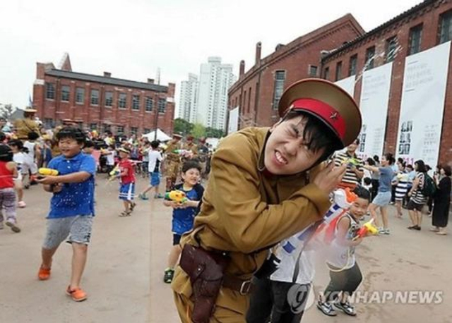 韩国民众水枪打日本兵