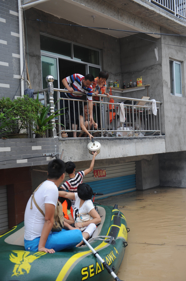 丽水遭遇暴雨突袭