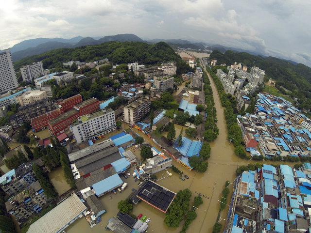 丽水遭遇暴雨突袭