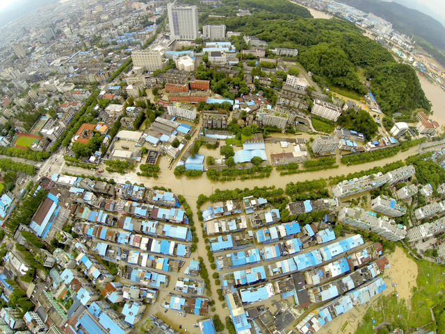 丽水遭遇暴雨突袭