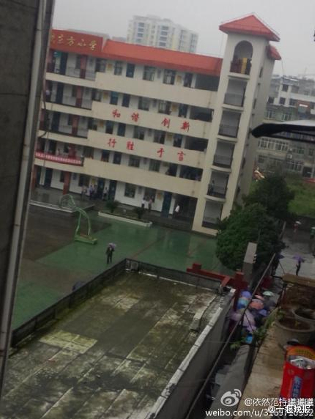 湖北十堰男子闯入校园砍伤多名师生后跳楼