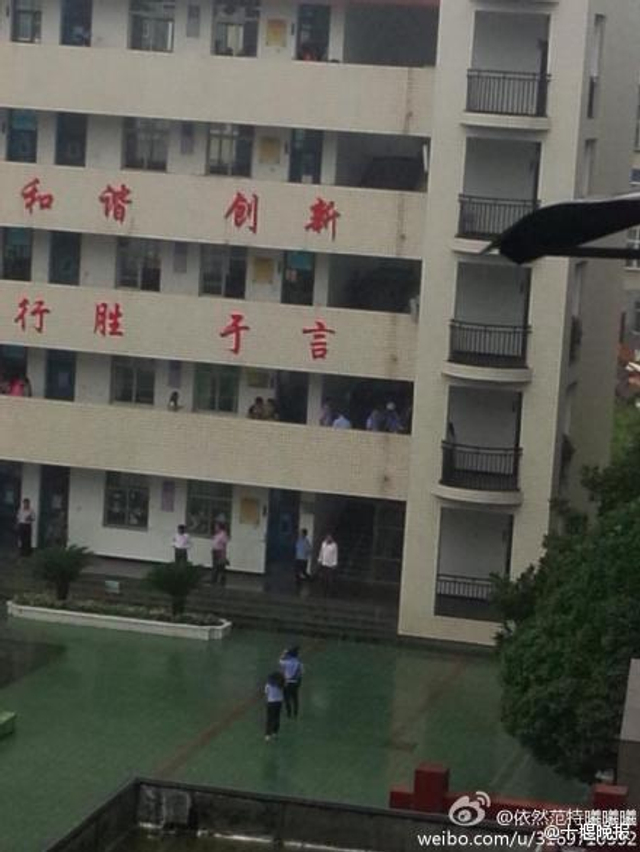 湖北十堰男子闯入校园砍伤多名师生后跳楼