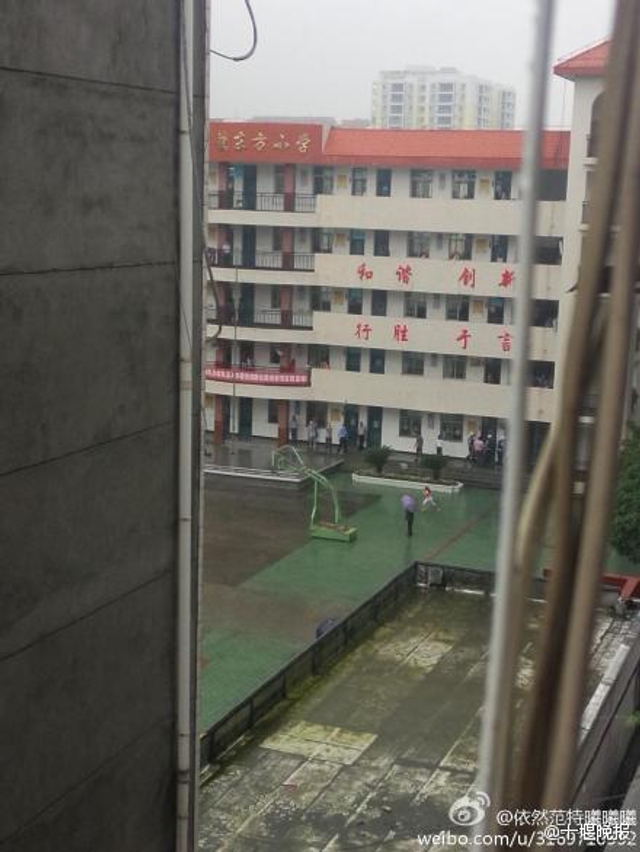 湖北十堰男子闯入校园砍伤多名师生后跳楼