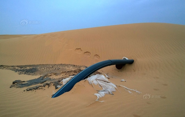 沙漠腹地成巨型排污池 周围恶臭难忍