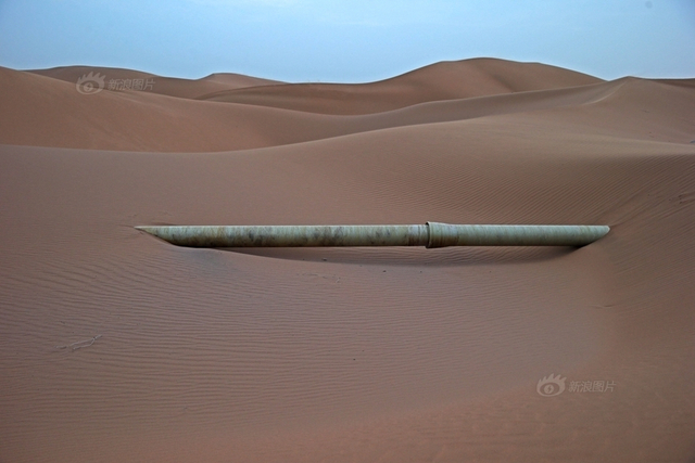 沙漠腹地成巨型排污池 周围恶臭难忍