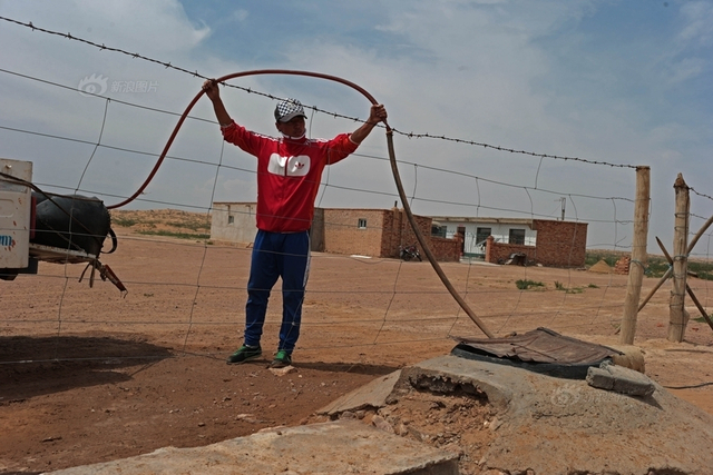 沙漠腹地成巨型排污池 周围恶臭难忍