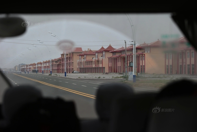 沙漠腹地成巨型排污池 周围恶臭难忍