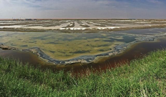腾格里沙漠排污图片