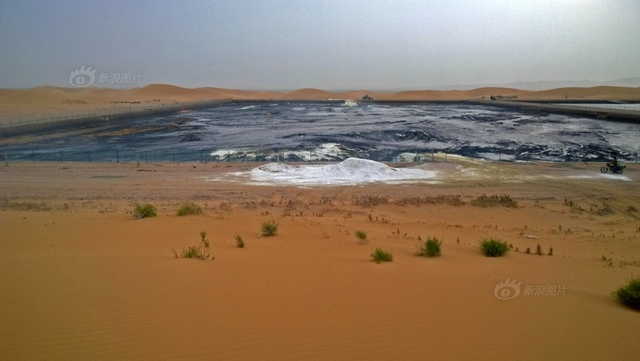 沙漠腹地成巨型排污池 周围恶臭难忍