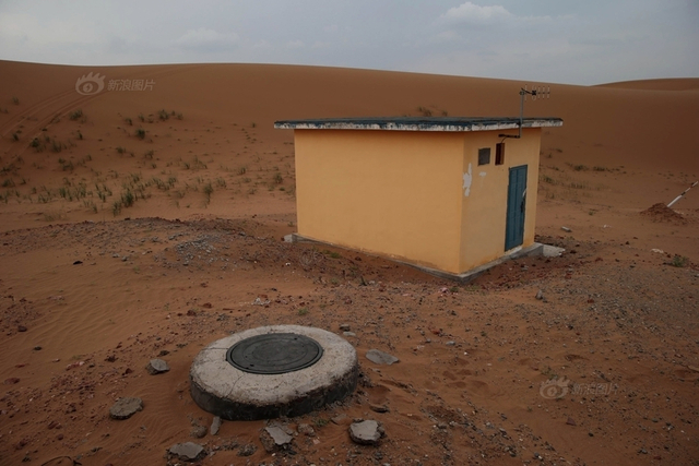 沙漠腹地成巨型排污池 周围恶臭难忍