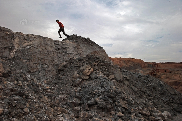 沙漠腹地成巨型排污池 周围恶臭难忍