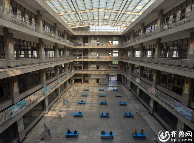 探访山东蓝翔技校 学生先交手机再上课
