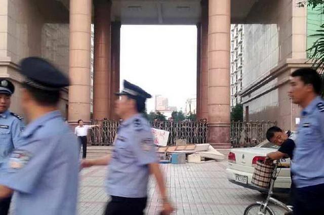 蓝翔副校长率师生赴河南与校长岳父斗殴
