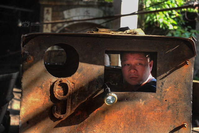 12/21 黄平安，1988年从部队退伍后就到了水电站，工作至今。他开着电车准