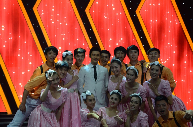 黄晓明与伴舞演员合影